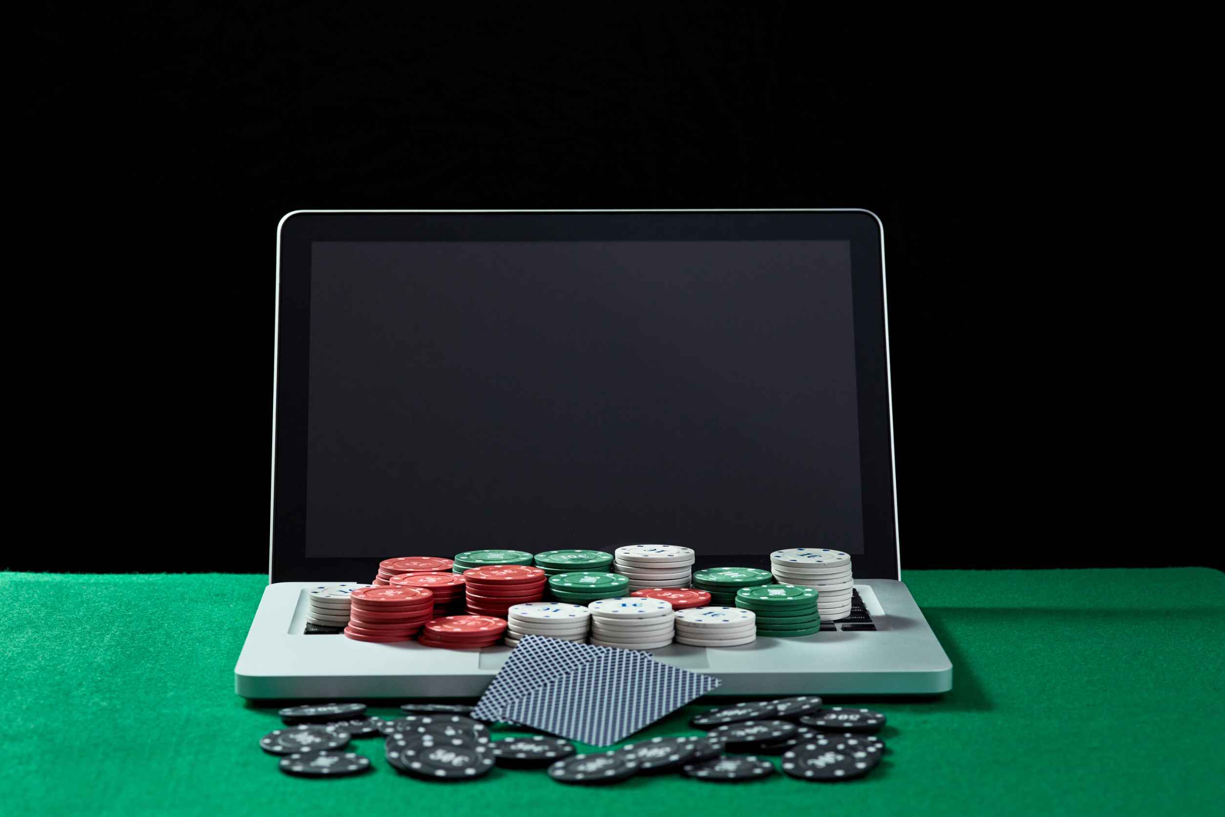 Read more about the article Live Casino Guide: Pros and Cons of Playing With a Live Dealer